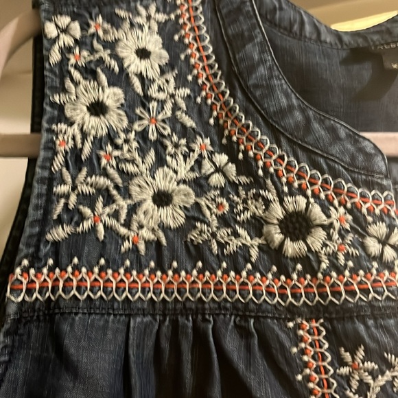 Sleeveless popover blouse - Picture 3 of 5